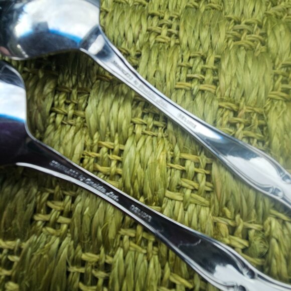 2 Oneida Strathmore Serving Spoons 8.5" stainless scrolls classic romantic - Picture 5 of 7